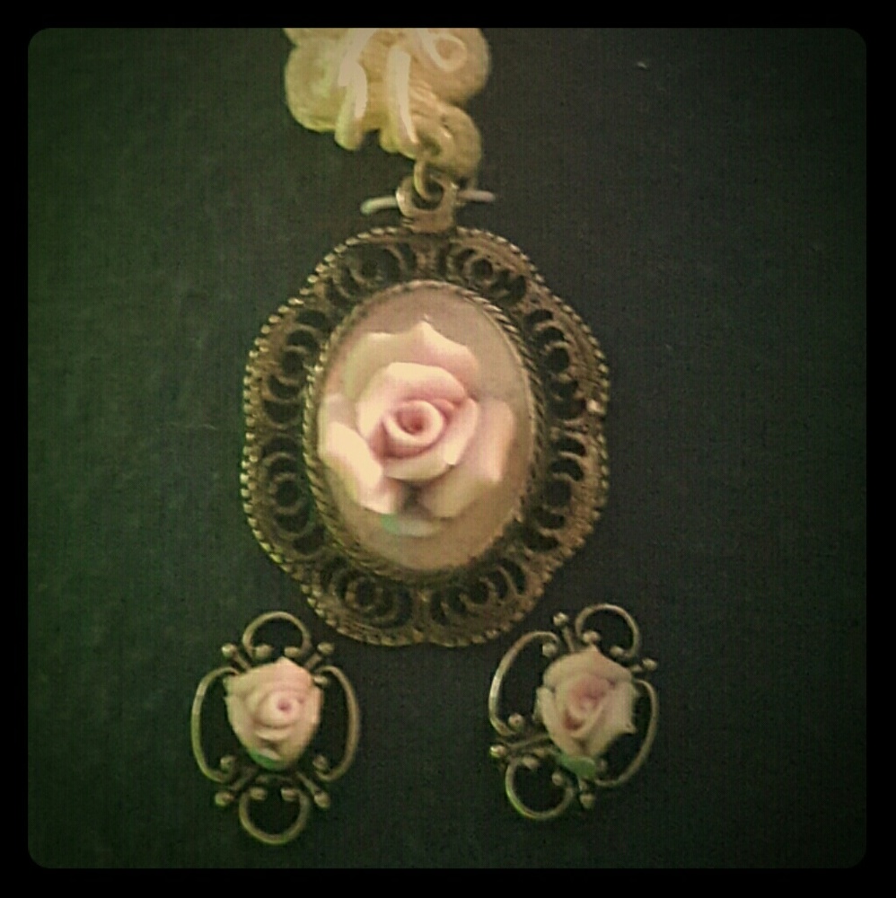 Vintage Cameo Chocker with matching earrings